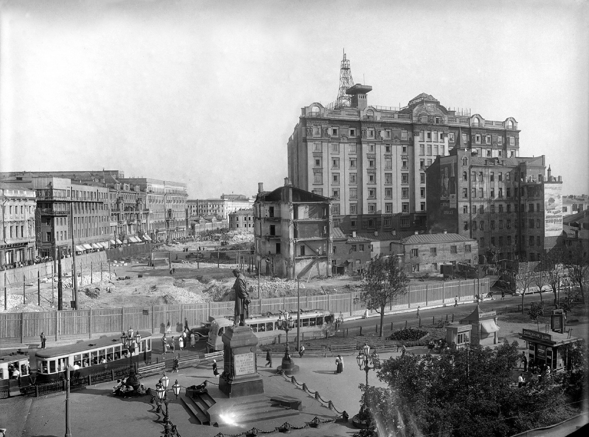 Реконструкция Москвы 1935 год. Пушкинская площадь. Дом Нирнзее - высотка справа на заднем плане. Фотогалерея Яндекс. Картинки.