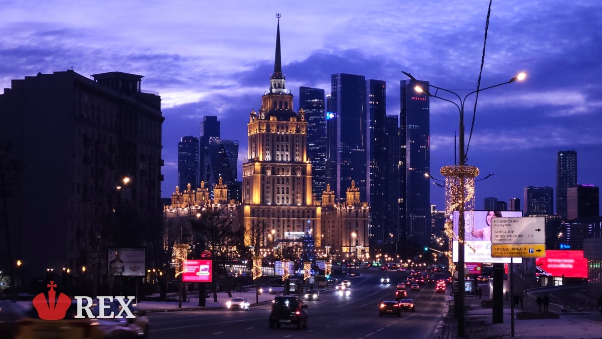   Вечерняя Москва. Вид на здание гостиницы Украина и Москва-Сити. Фото: ИА REX
