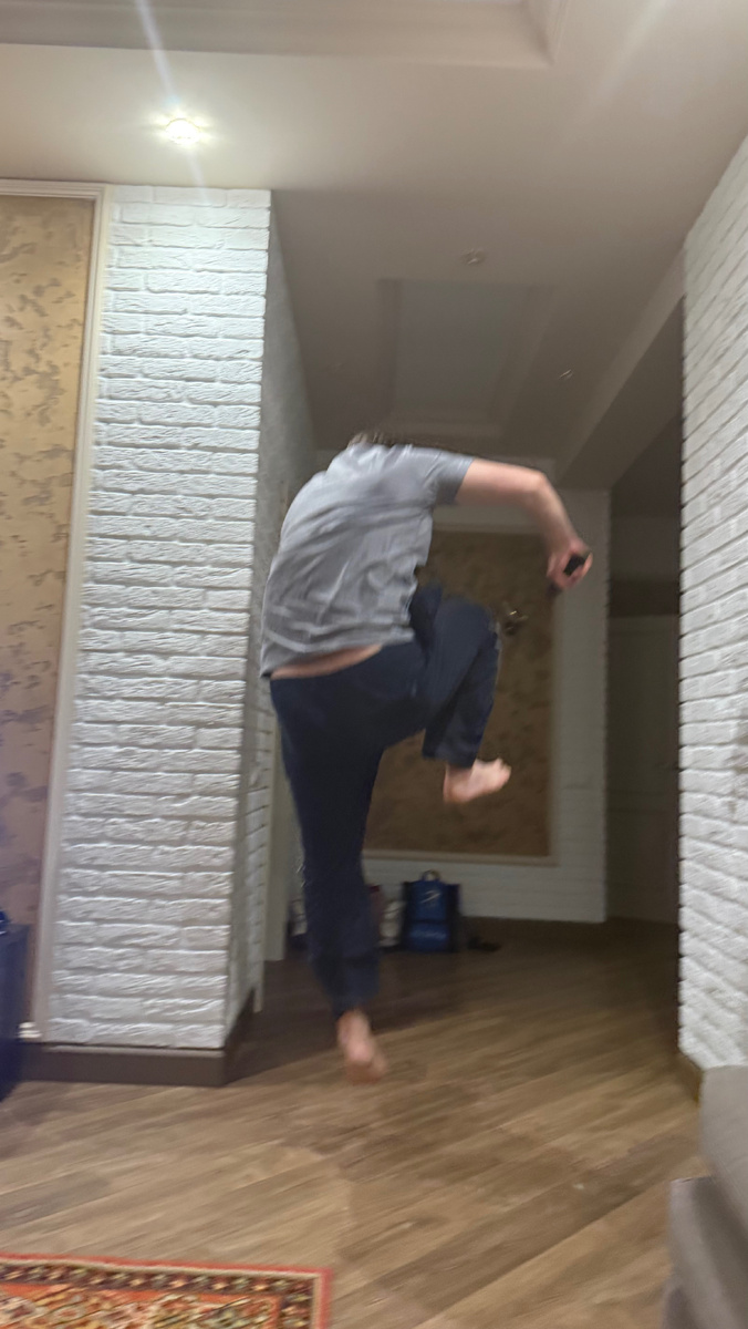 Муж бежит на кухню, услышав пиликанье мультиварки об окончании готовки