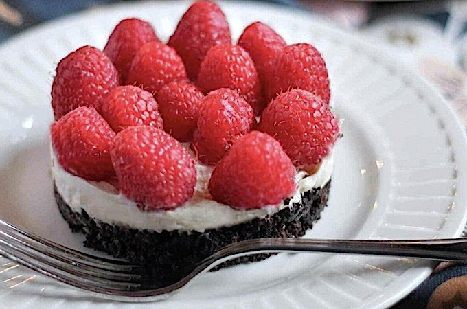 Чизкейк без выпечки с малиной