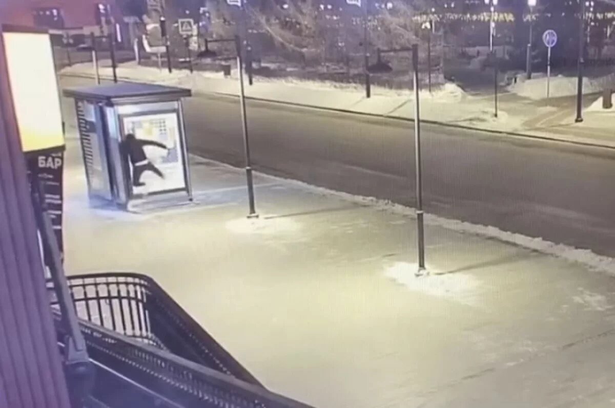    В Тюмени вандал разбил стекло новой остановки «Музей»