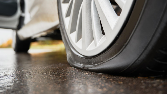 Фото: https://ru.freepik.com/free-photo/stopped-white-car-with-punctured-tire-roadside_26956612.htm#