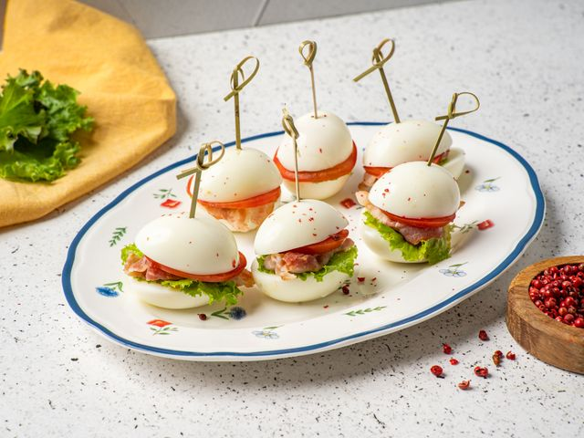 Фаршированные яйца с беконом и сыром