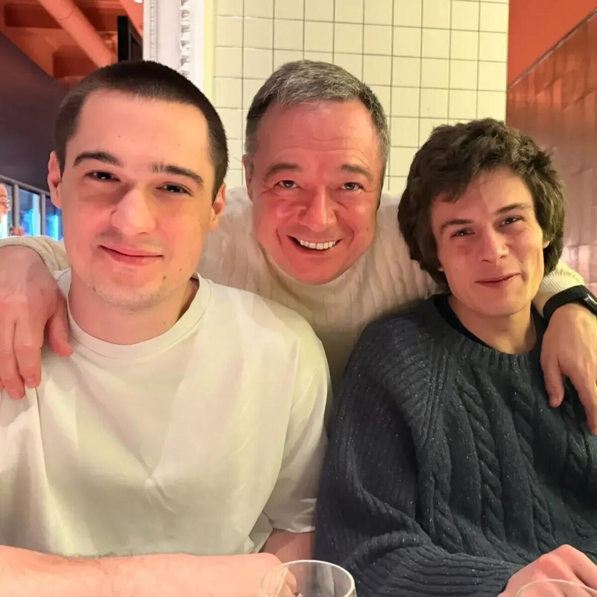    Муж и сыновья Анны Михалковой Социальные сети