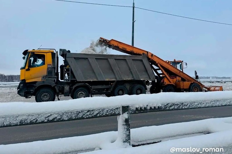    Об этом сообщил глава города Роман Маслов. Сегодня на улицах работают погрузчики