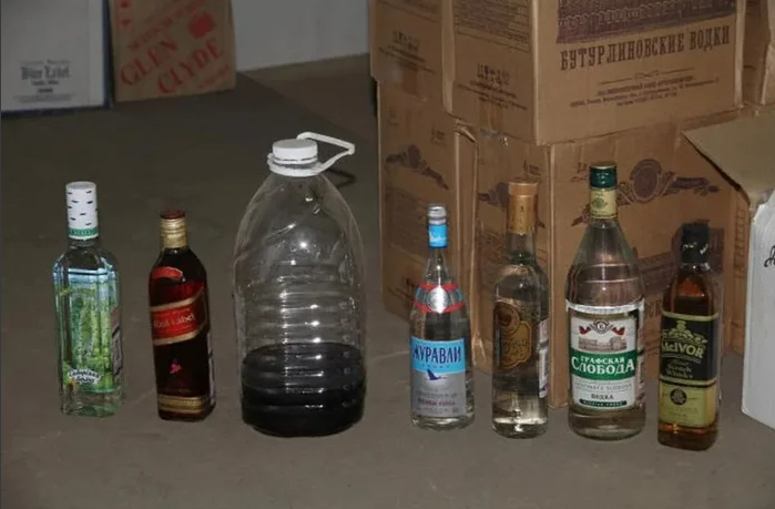 Вставлять изображение молекулы метанола слишком скучно. Вот вам фотка палёного шмурдяка. Уверен, метанол в составе там наверняка есть.