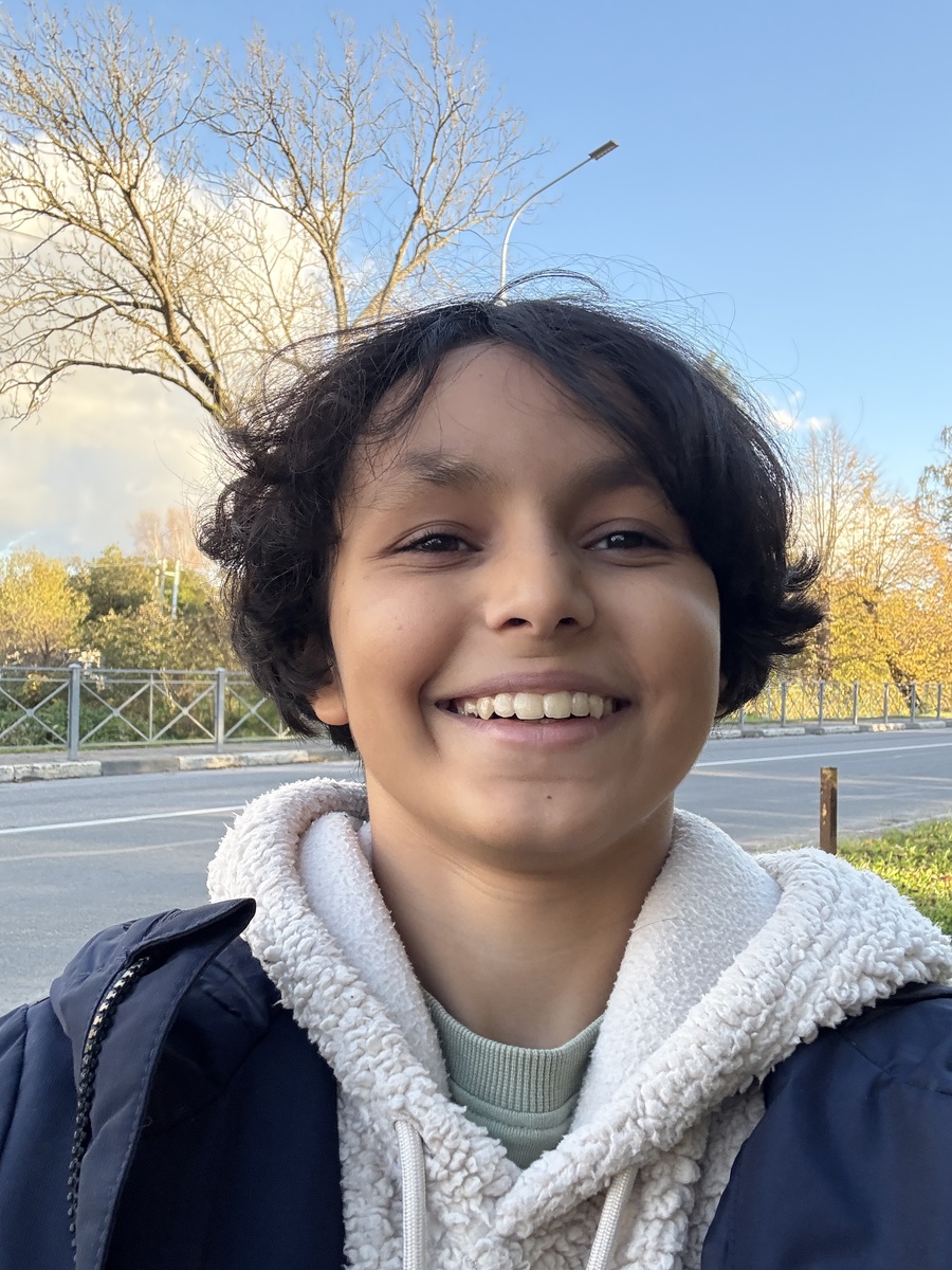 Вот обратите внимание на его брови. Они широкие не по всей длине, а только на половину. 