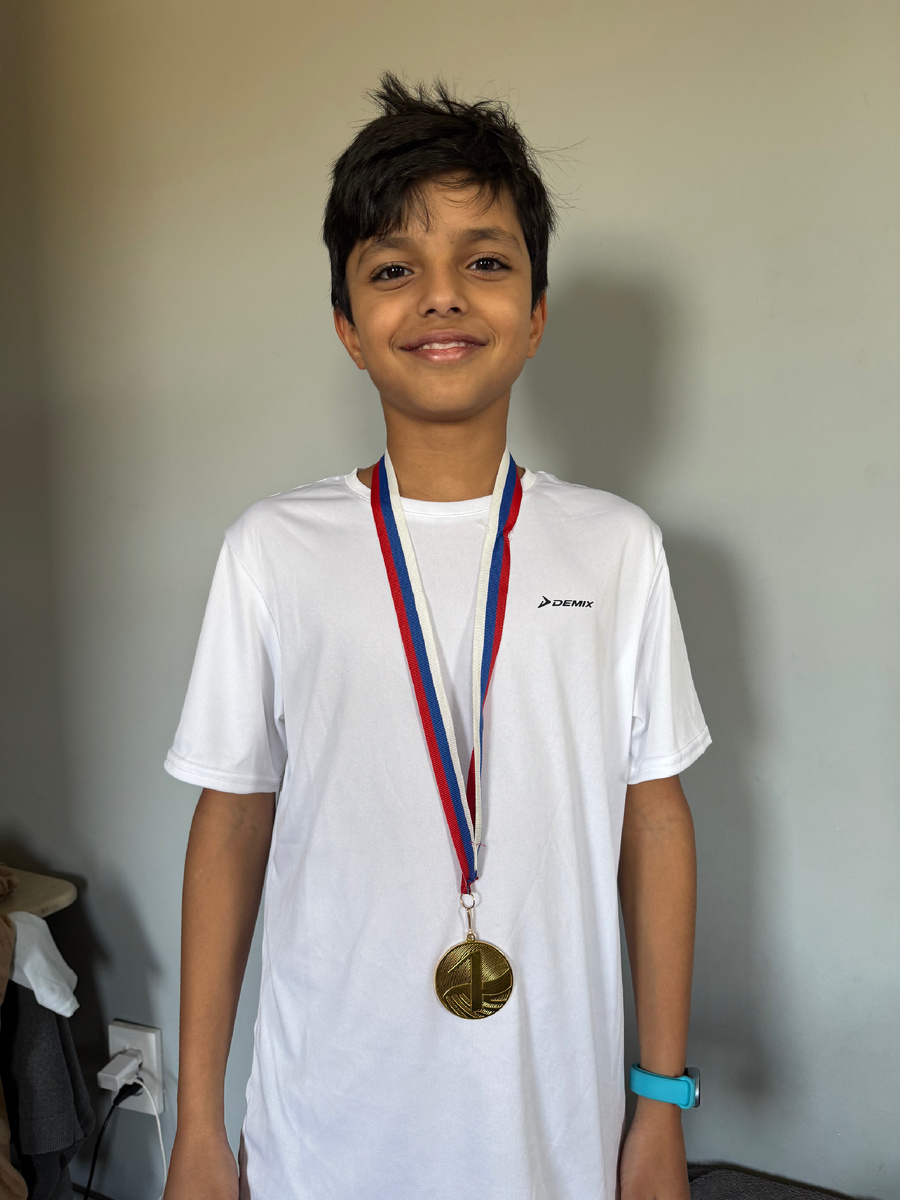 А у младшего широкие и густые по всей длине 