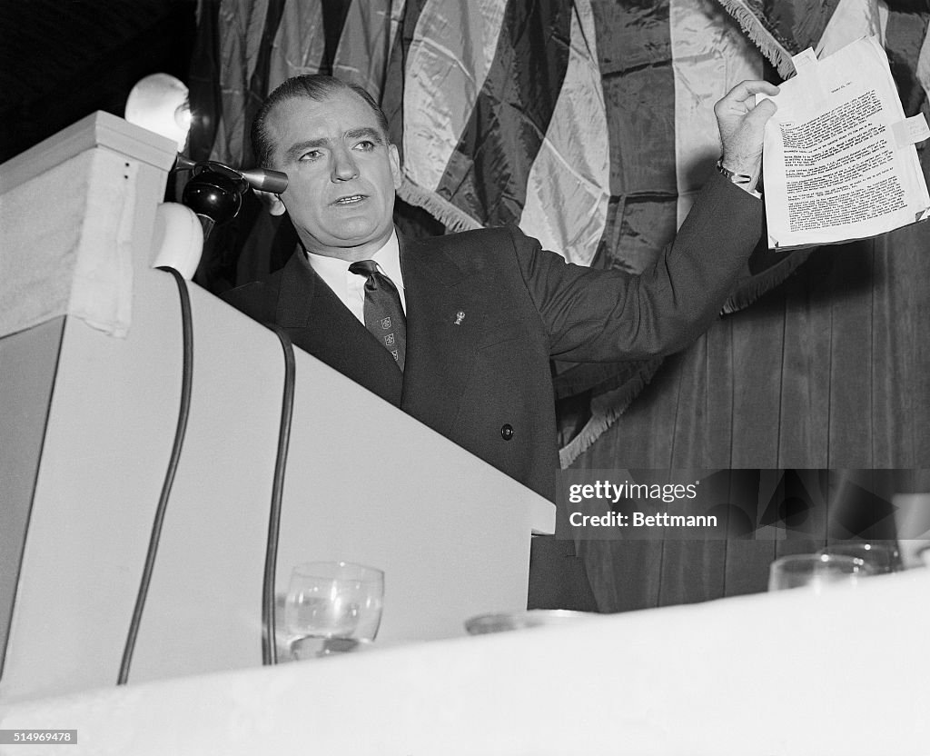 Сенатор Джозеф Маккарти потрясает тем самым списком воагов Америки.