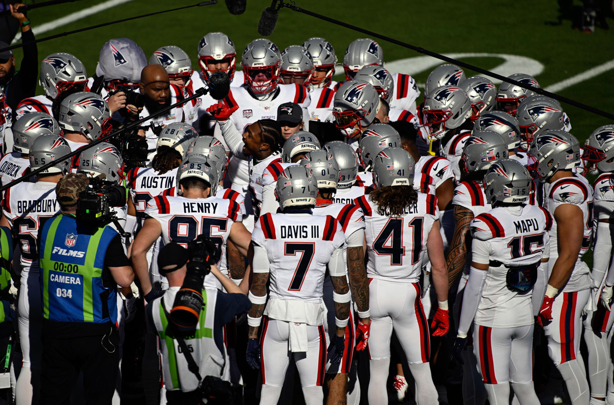   Игроки «Нью-Инглэнд Пэтриотс» перед началом встречи против «Сиэтл Сихокс» 
Charles Baus / Cal Sport Media / Sipa USA / TASS