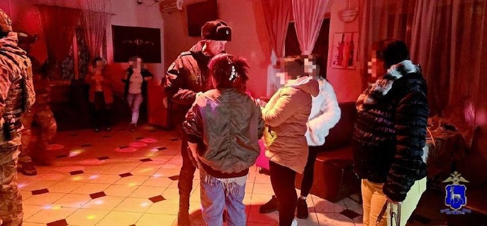    В Самаре опубликовали видео ночного рейда в клубе-баре на улице Ставропольской ГУ МВД России по Самарской области