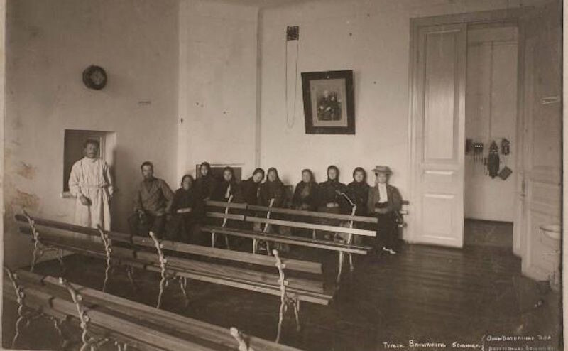 Фото Вакуленко, 1908 г. Ожидальня больницы для незаразных больных. В центре — портрет мецената Ваныкина