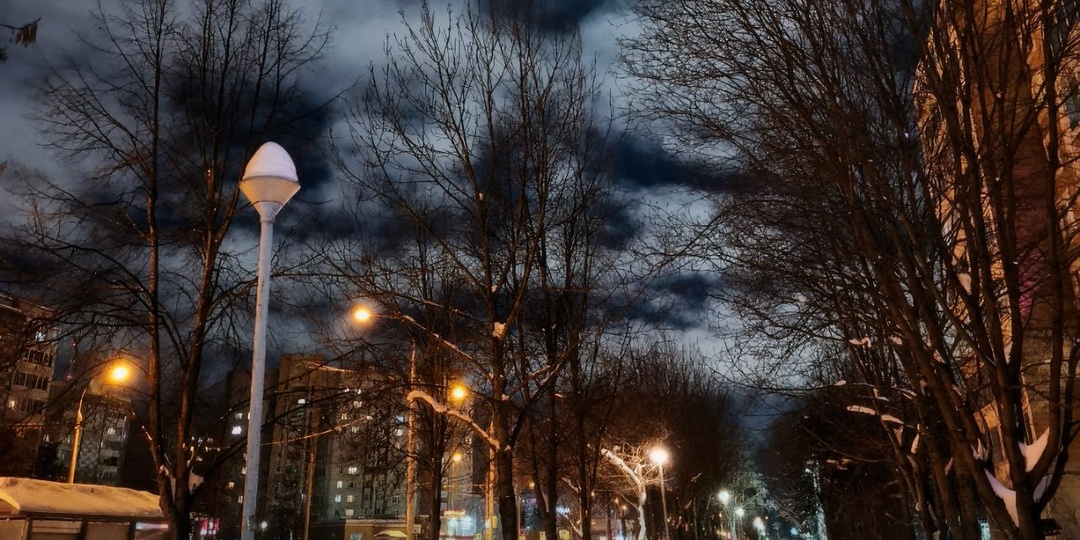 "Под сенью ночи, где облака — как мысли