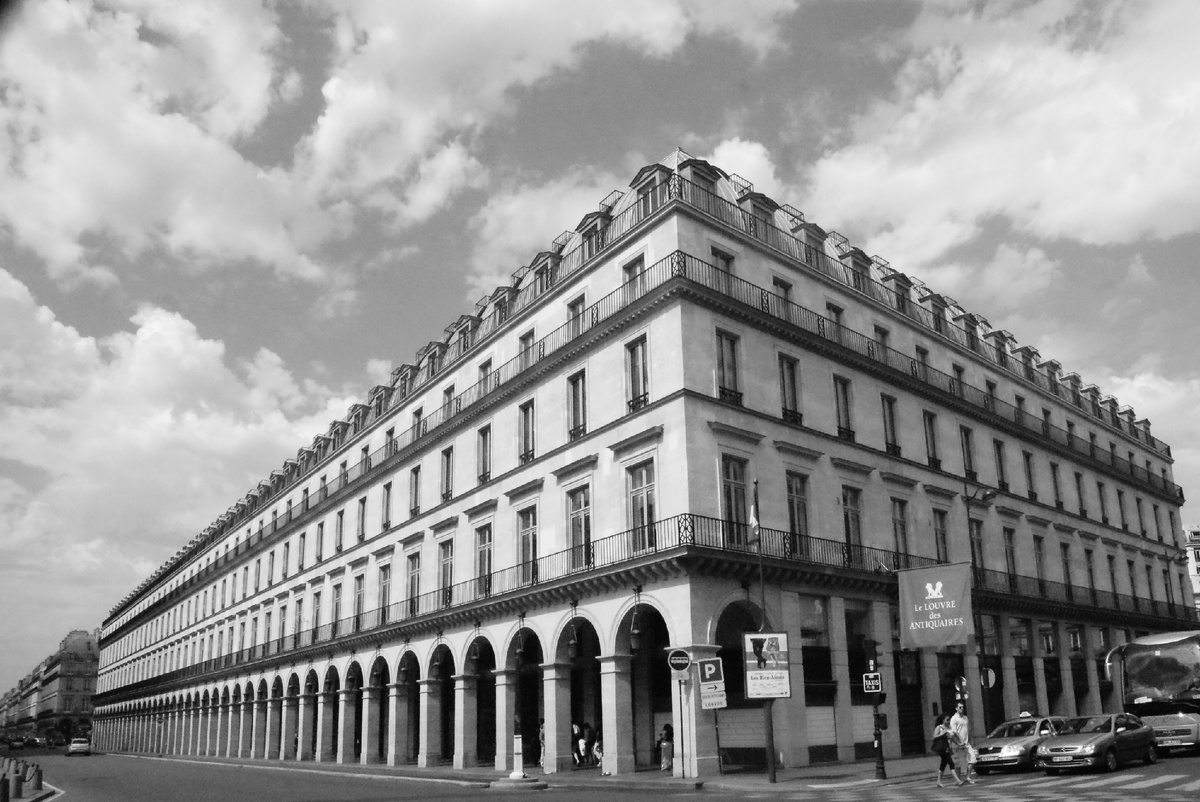 напротив Лувра