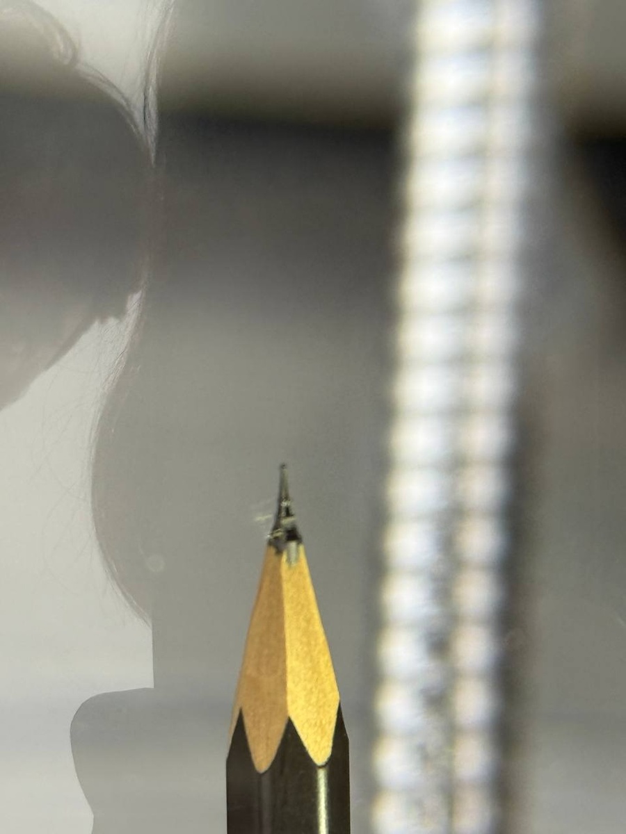 Эйфелева Башня на грифеле обычного карандаша