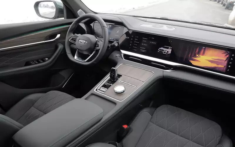 Массивный туннель обновленного Geely Monjaro смотрится интересно, но крупным седокам с ним стало тесновато – они жалуются на недостаток места.Обновленный Geely Monjaro
📷
