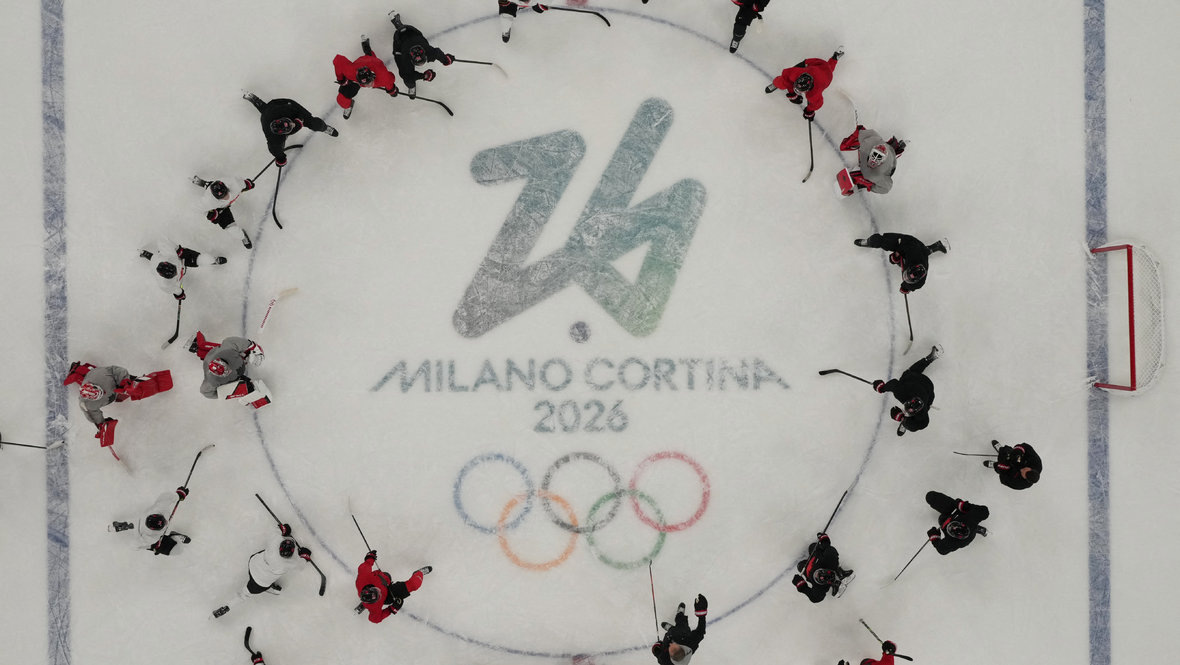    Эмблема Милана 2026 на льду ледовой арены. Reuters