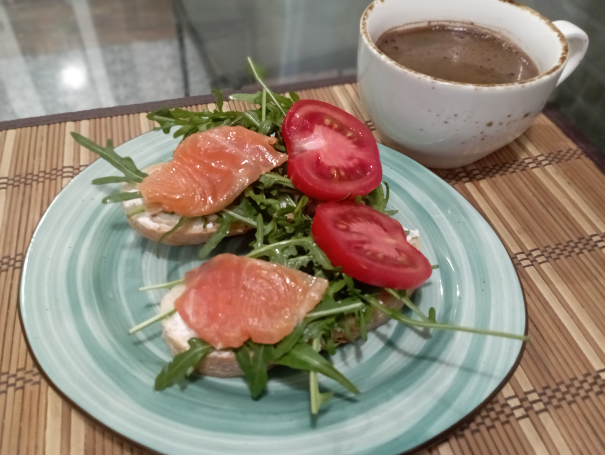 Брускетты с рыбкой. И кофе. 