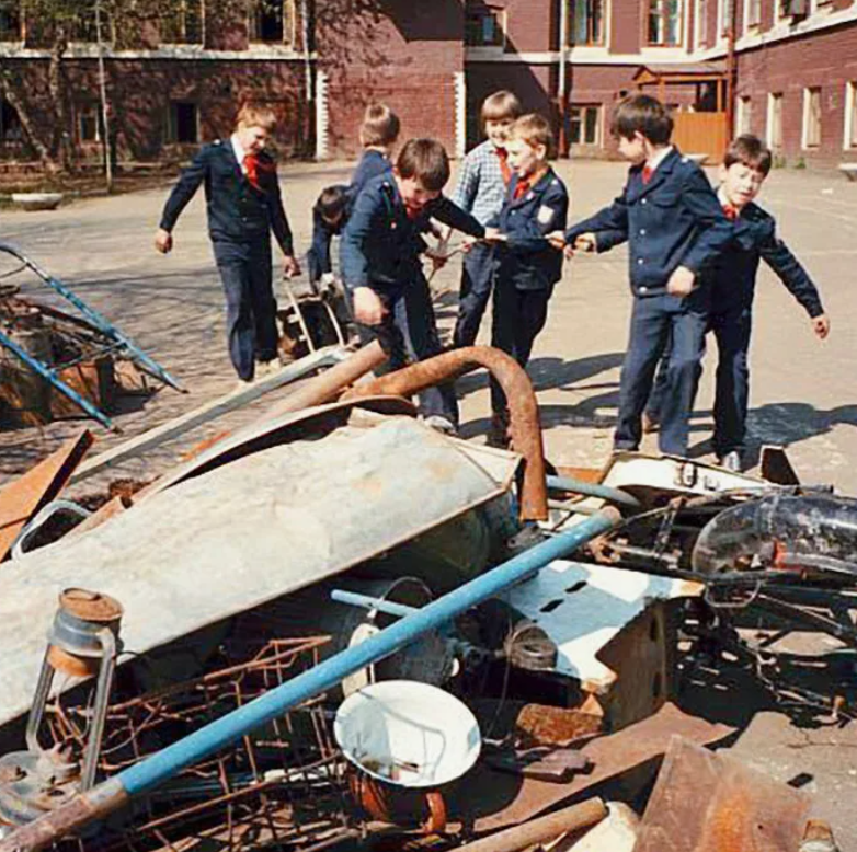 Весело и задорно советские школьники собирают металлолом