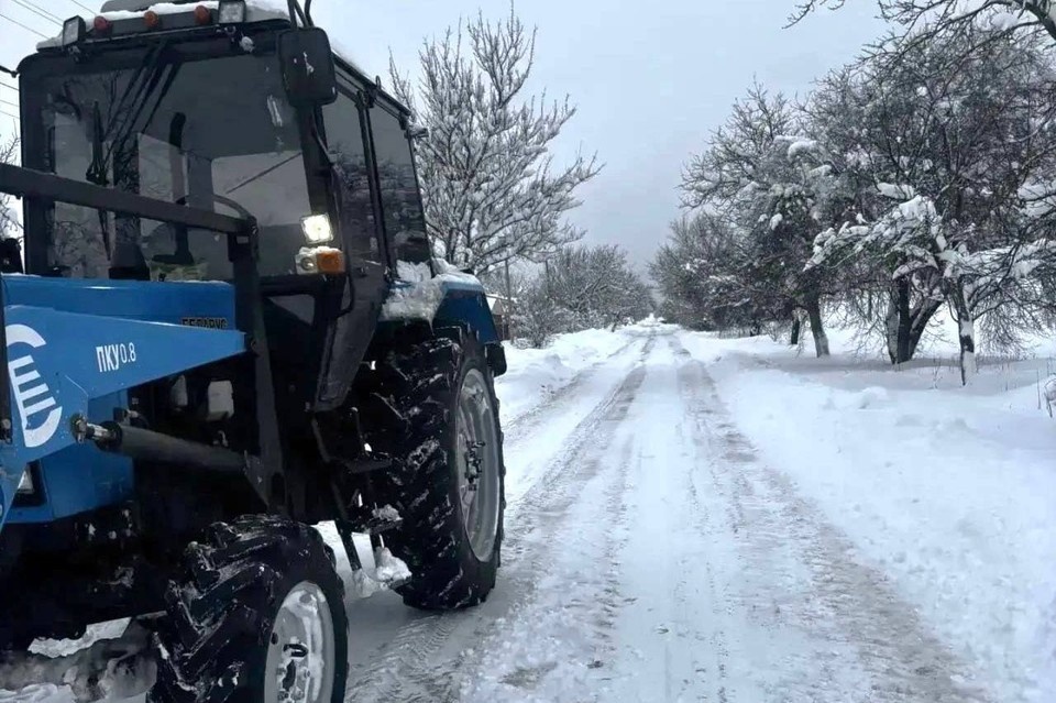    Дороги Кубани обрабатывают от снега и наледи Фото: региональный оперативный штаб