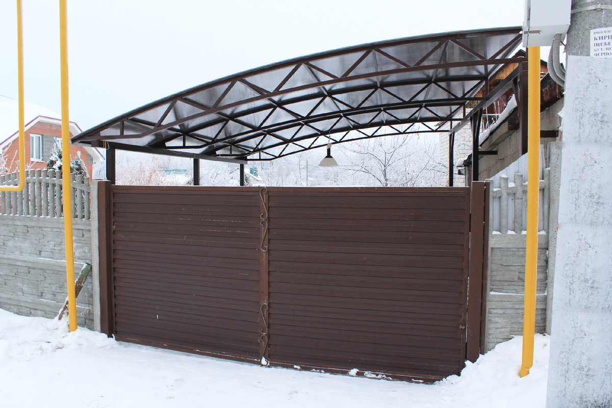 Навес из поликарбоната для машины