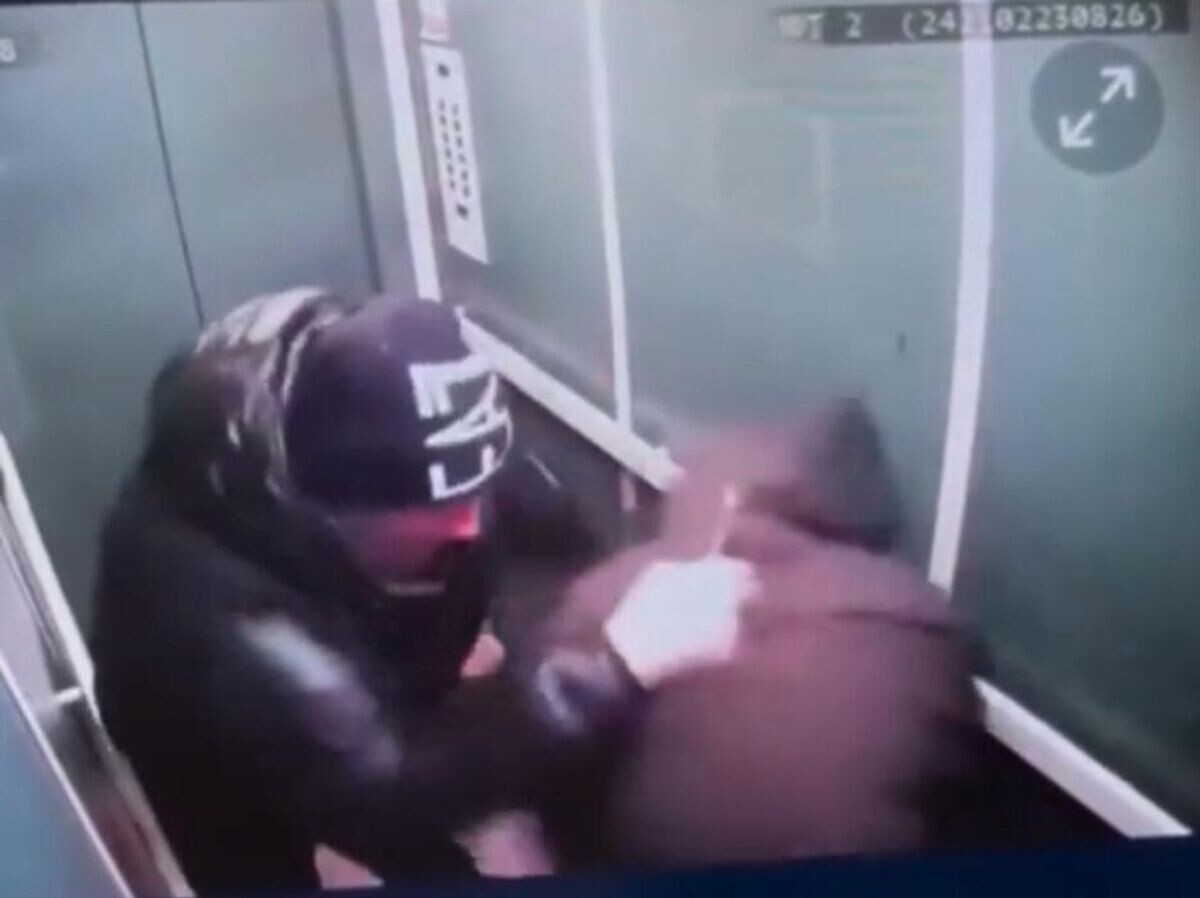    Кадр видео избиения инвалида в лифте в Барнауле | © Соцсети