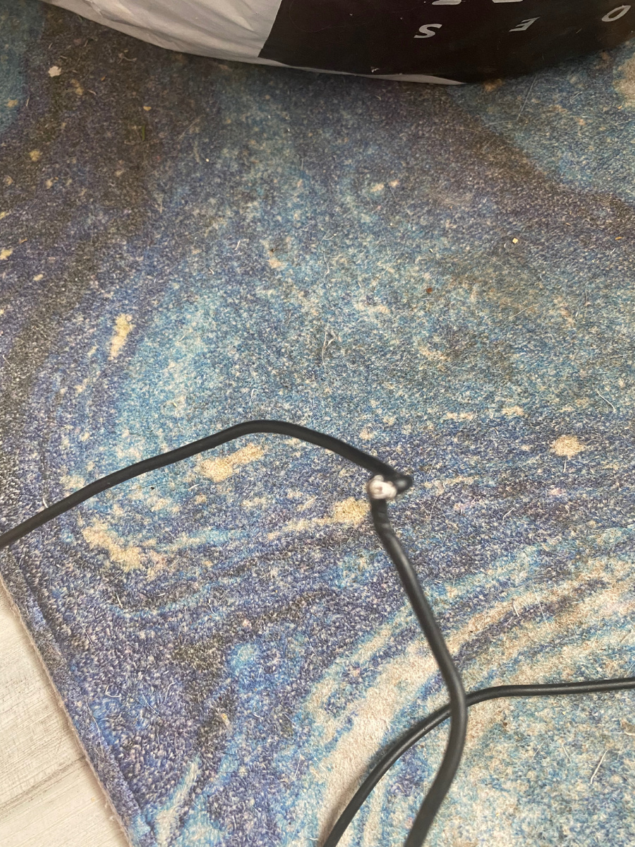 Погрызли провод от ноутбука и он теперь немного искрит 💥