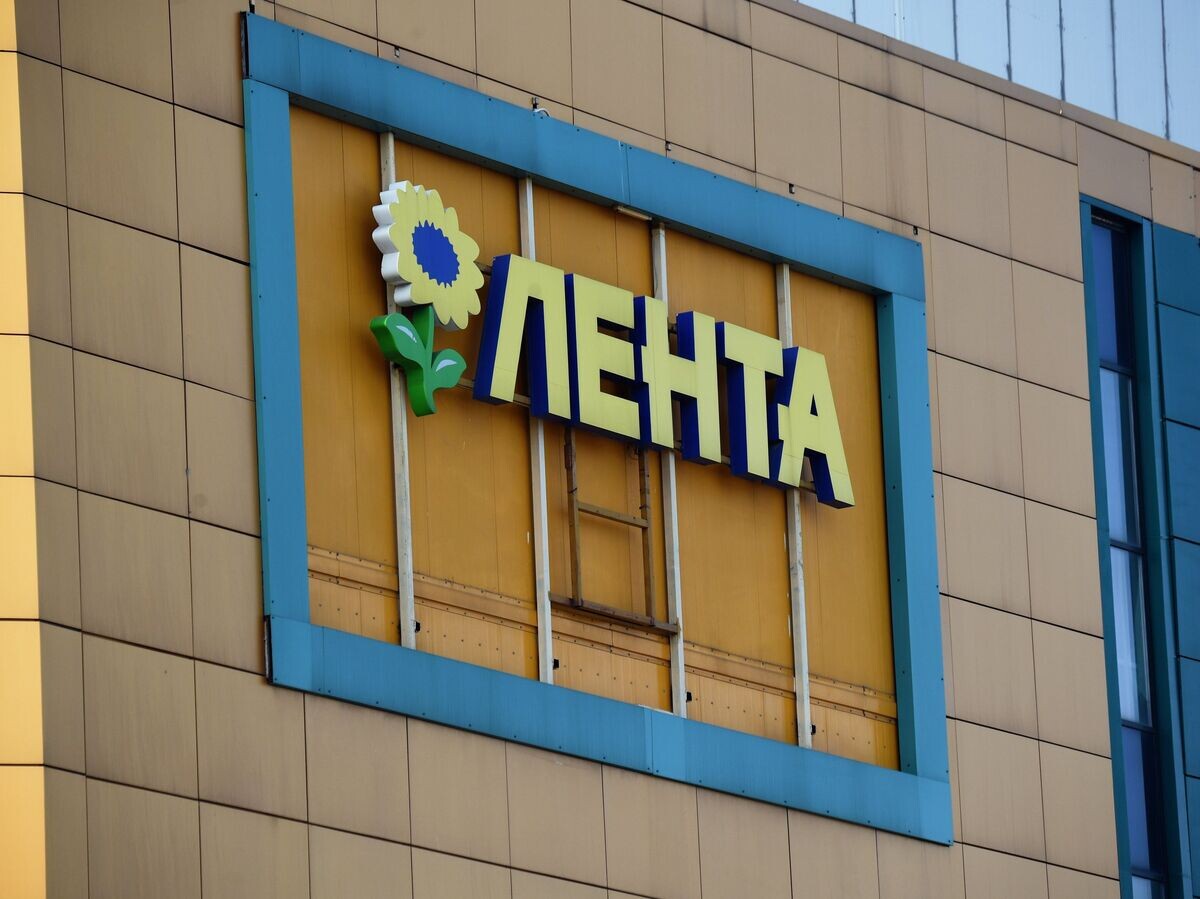    Вывеска на здании гипермаркета "Лента"© РИА Новости . Кирилл Каллиников
