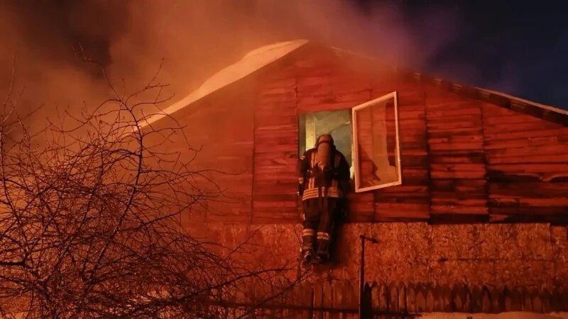     В Барнауле в частном доме на трех хозяев вспыхнул пожар. МЧС Алтайского края