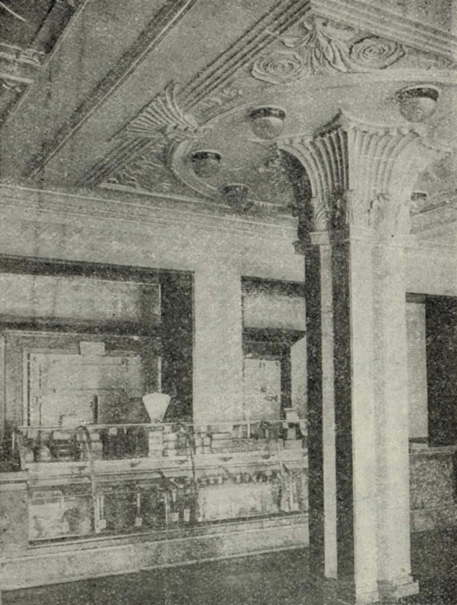 Ещё немного интерьеров магазина. Из журнала "Строительство Москвы" за 1939 год (№11).