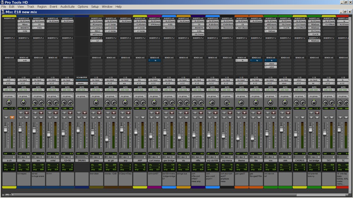 Есть миксы, в которых бочка и бас не могут поделить нижний диапазон (в этом спектре у каждого и них находится фундаментальная частота). Поэтому, когда они звучат вместе (бочка и бас), происходит либо провал фазы в области 30-100 Гц, либо наоборот – резкий выброс низкочастотной энергии. Чтобы этого не происходило, полезно использовать side-chain компрессию, когда при каждом ударе бочки звук баса будет продавлен на несколько дБ. В этом случае важно правильно настроить подавление, выбрав оптимальное время атаки и восстановления, чтобы не уничтожить энергию ритм-секции.