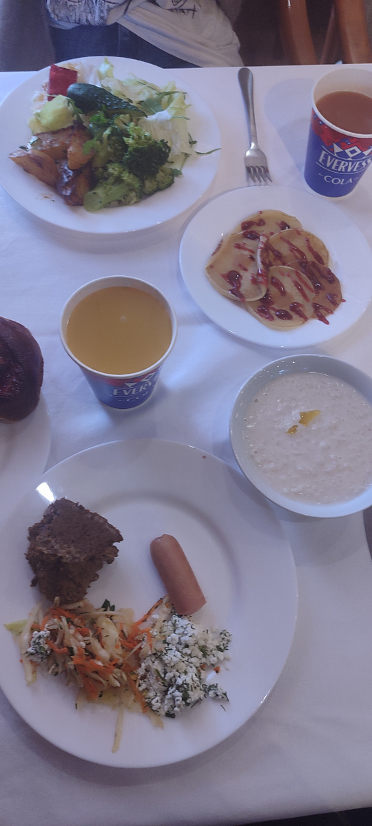 Вот наш завтрак. Омлет в кадр не попал