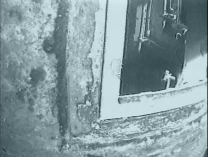 Фото из сети интернет, свободный доступ. / Один из иллюминаторов ограждения рубки . Безжизненные глаза погибшего корабля.