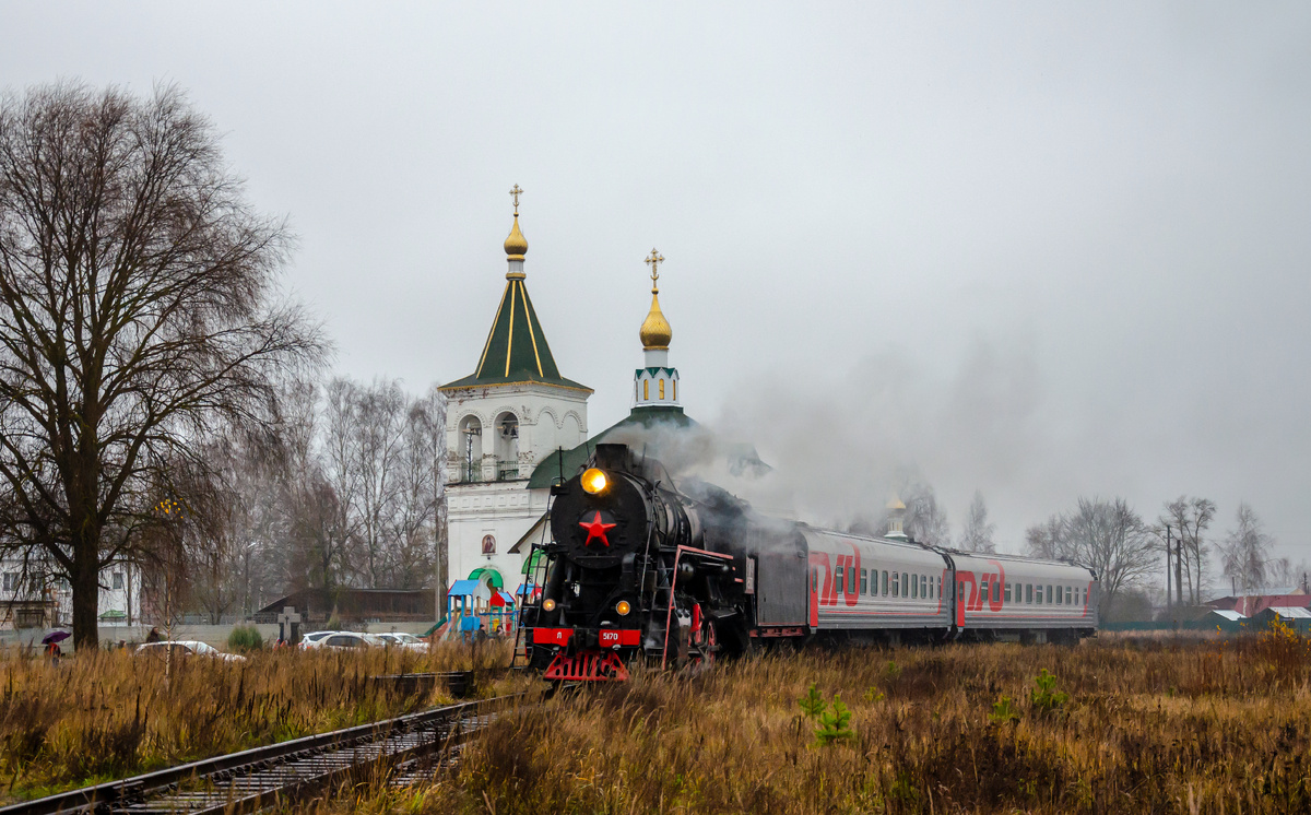 Паровоз на фоне церкви. 
