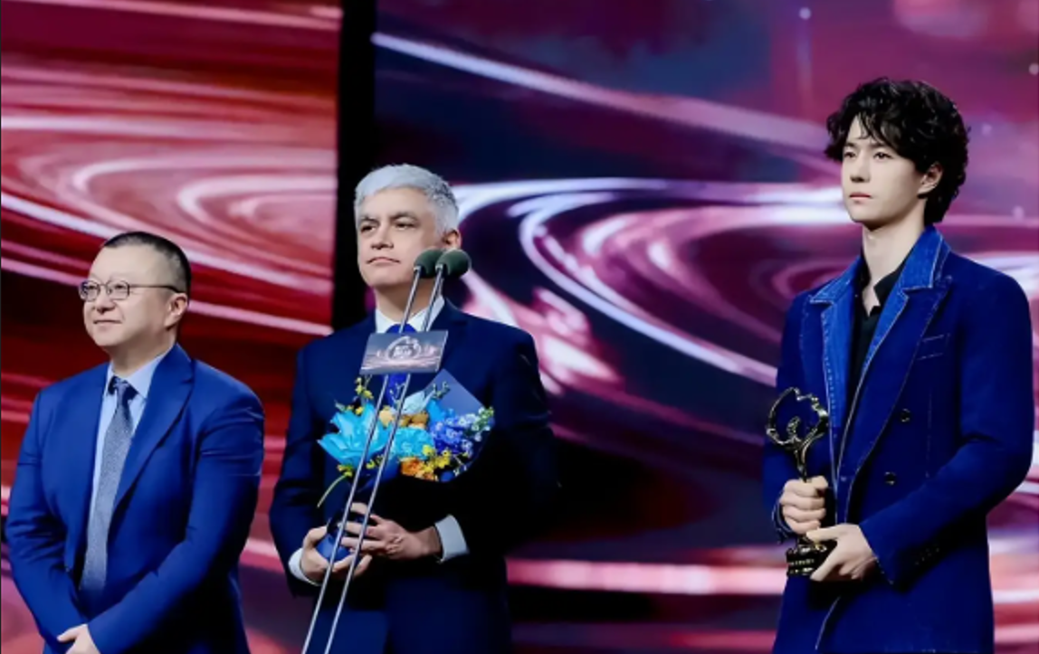 Церемония награждения на *Ночь Вэйбо 2025*.