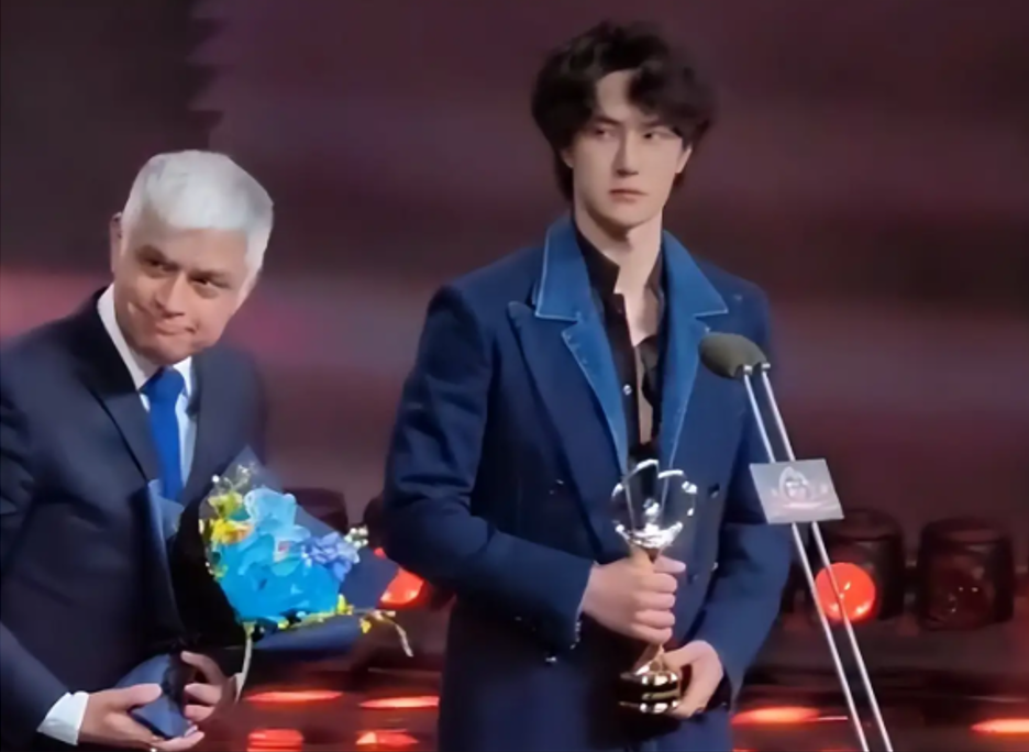 Церемония награждения на *Ночь Вэйбо 2025*