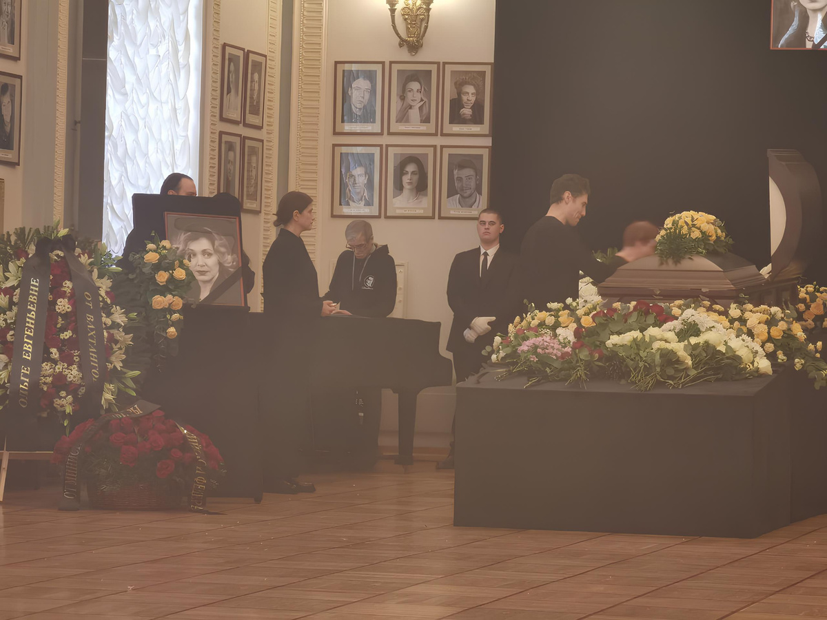 Анна Чиповская на прощании с мамой. Фото: Teleprogramma.org/Ольга Храбрых
