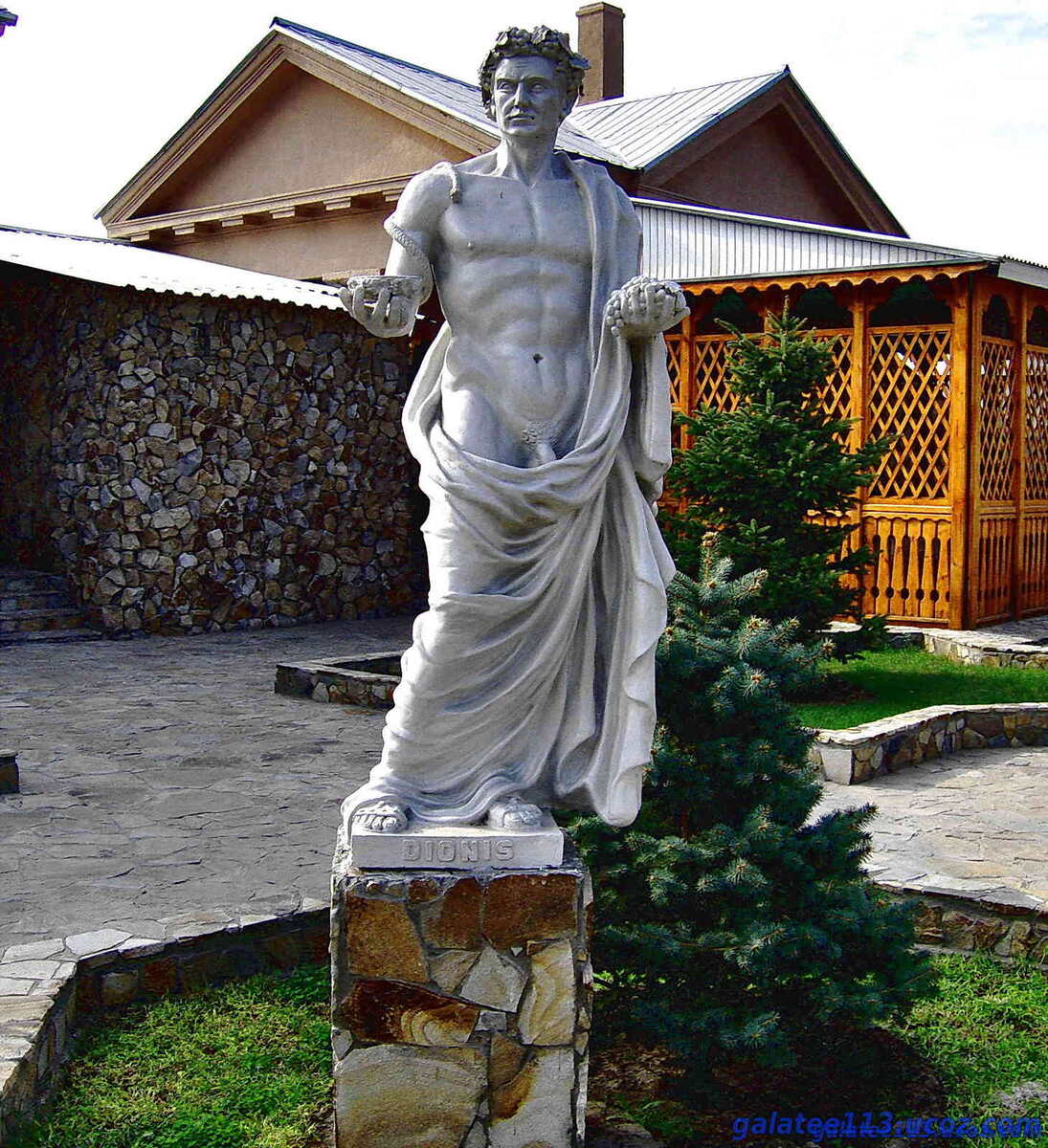 Скульптура Диониса - древнегреческого божества виноделья и веслья