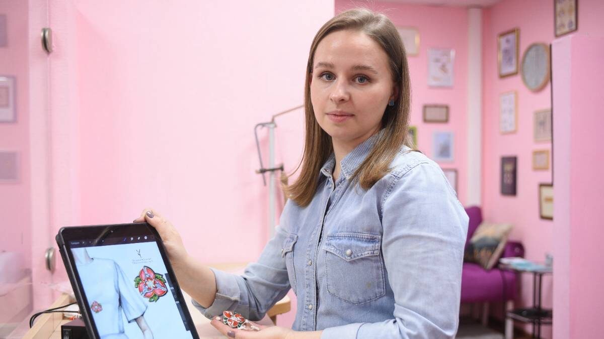    Ювелир Яна Луговская показывает сделанное по эскизам украшение / Фото: Пелагия Замятина / Вечерняя Москва