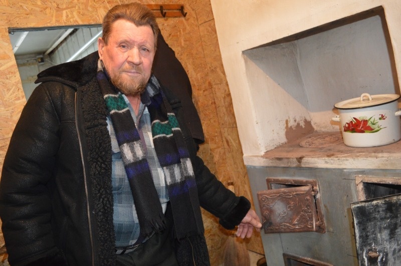 «Ежемесячно принимаю заказы». Как пенсионер в 80 лет зарабатывает на уникальном печном ремесле