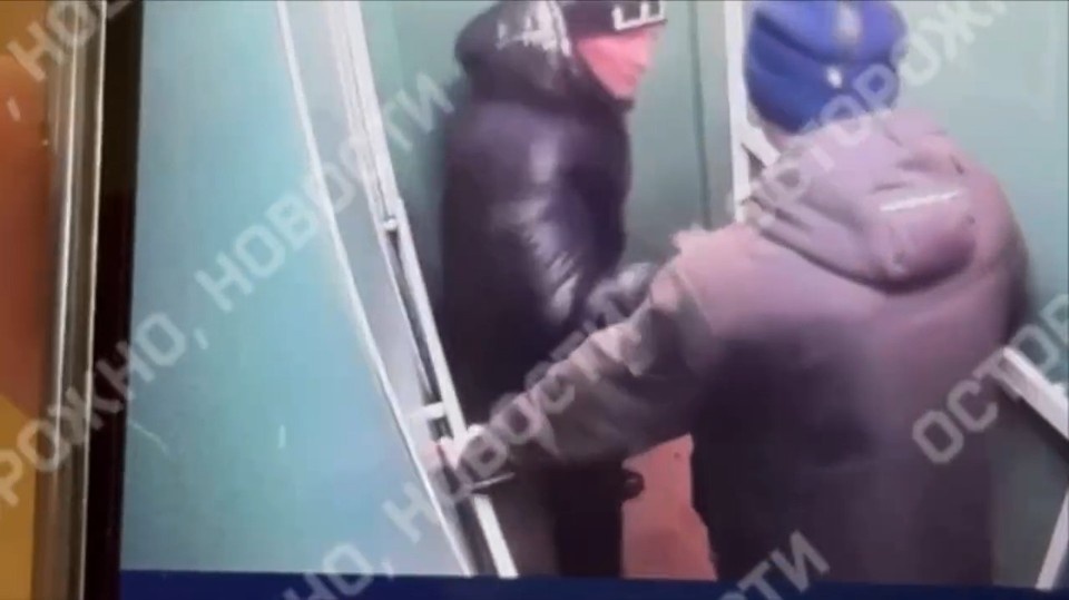    Драка произошла в лифте. Скриншот видео телеграм-канала "Осторожно, новости"