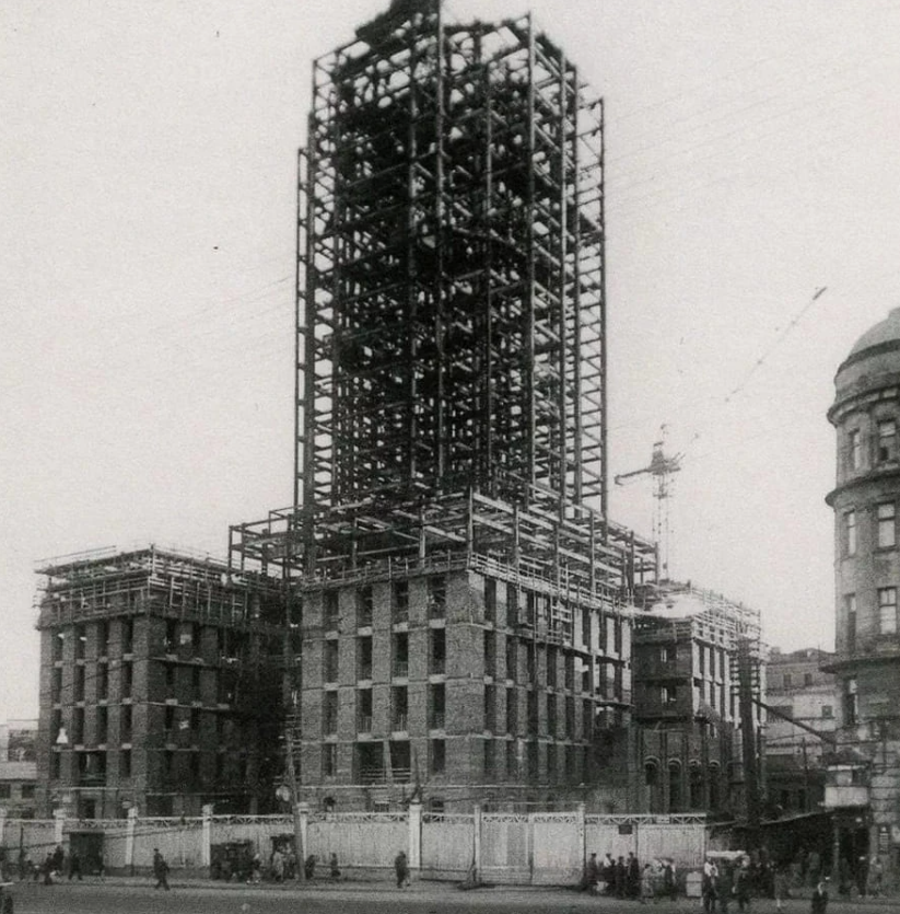 Строительство гостиницы «Ленинградская». Фото из открытх источников