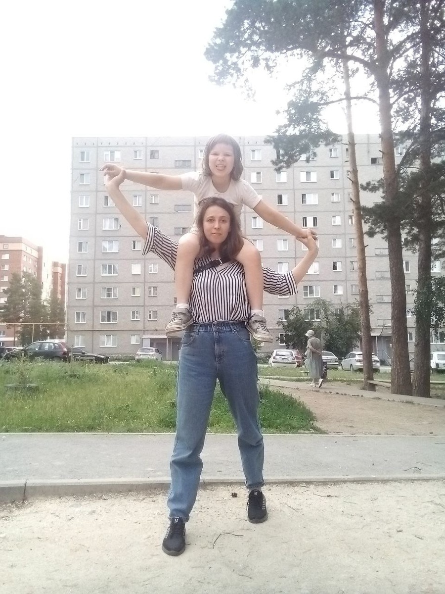 Евгения Саженцева дипломированный теолог и психолог с дочкой Ниной 