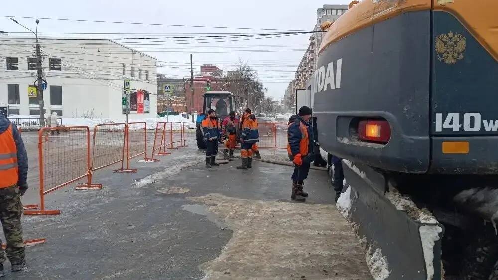    Утечку на теплосети устраняют на перекрёстке Ванеева-Невзоровых в Нижнем Новгороде