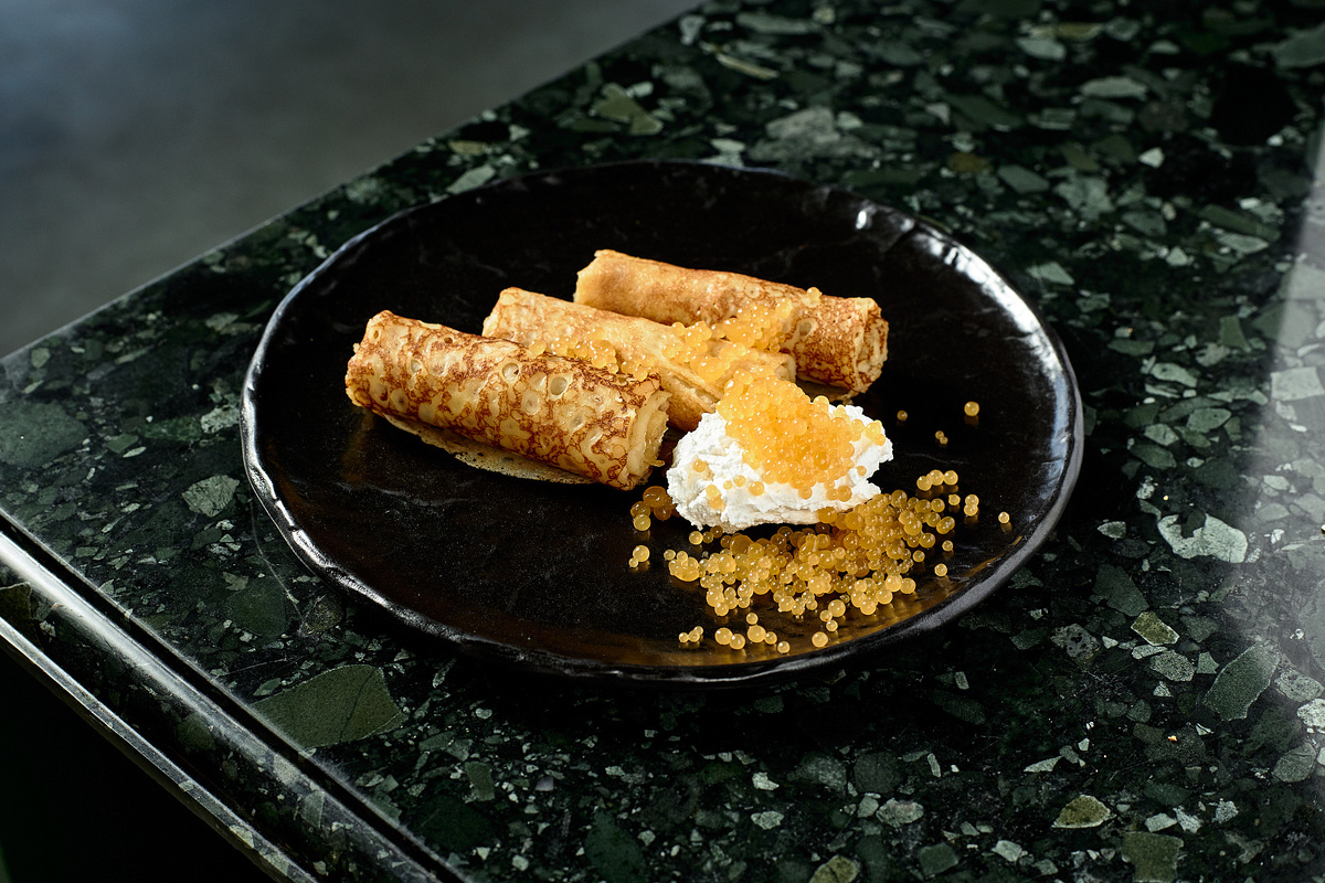 Столешница «Стоун Деко» из натурального камня «Онего Грин» в интерьере ресторана в Петрозаводске, дизайн-проект: Яна Пермякова