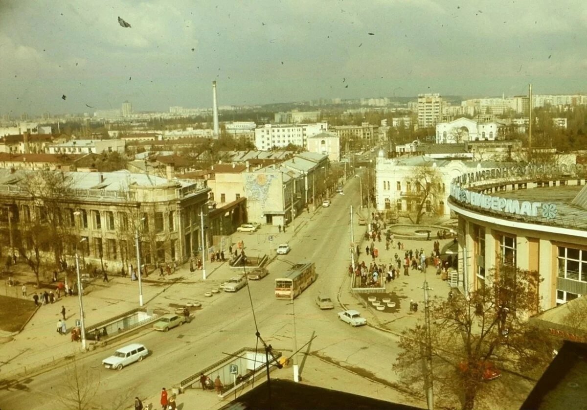    Крови по щиколотку.