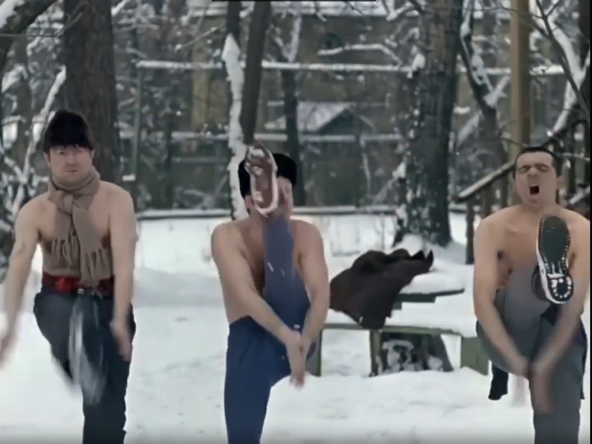 Кадр из к/ф "Джентльмены удачи". Обратите внимание, как лихо Косой (Савелий Крамаров) поднимает ногу выше головы. Не так-то это просто:)