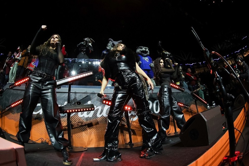    Певице выпала честь выступить перед финалом Матча звезд. Фото: пресс-служба КХЛ