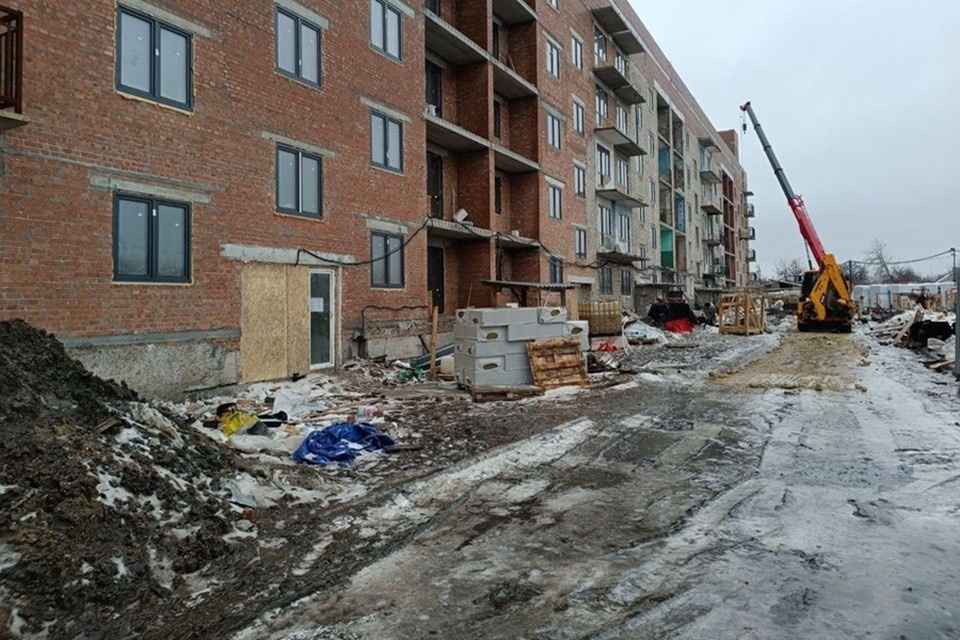    В Авдеевке югорские строители продолжают восстанавливать пятиэтажку. Фото: Портал «Возродим Донбасс»