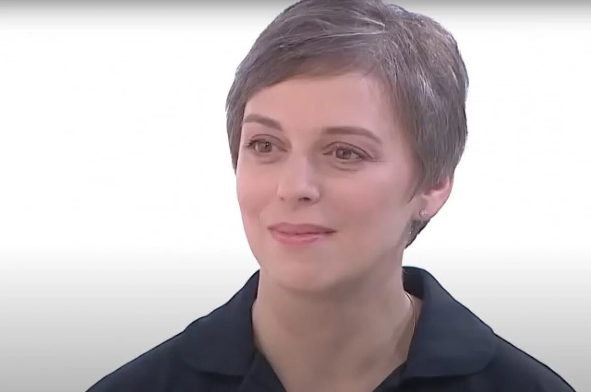    AIF: актриса из «Не родись красивой» Нелли Уварова сломала ногу на катке